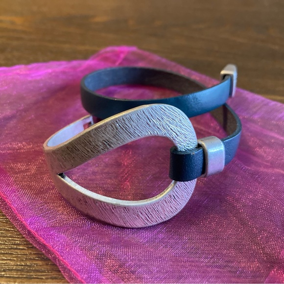 Navy and Silvertone bracelet - Picture 1 of 2